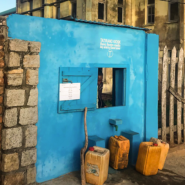 L’un des kiosques d’eau communautaires de Tatirano sur un site à Fort-Dauphin, Madagascar